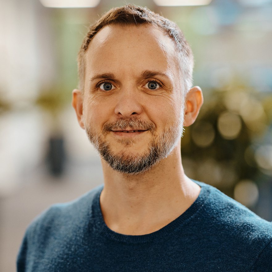 Tim Obermeier, Porträtaufnahme im Büro